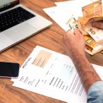 Μελέτη Eurobank: Πληρώνουμε υψηλούς φόρους για εισοδήματα που πλέον αξίζουν λιγότερο