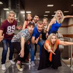 «Στο Τσακ»: Μία απολαυστική θεατρική εμπειρία, όπου το γέλιο γίνεται λύτρωση