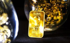 Ο χρυσός υποχωρεί σε χαμηλά τριών εβδομάδων, κοντά στα 3.300 δολάρια - FinanceNews.gr