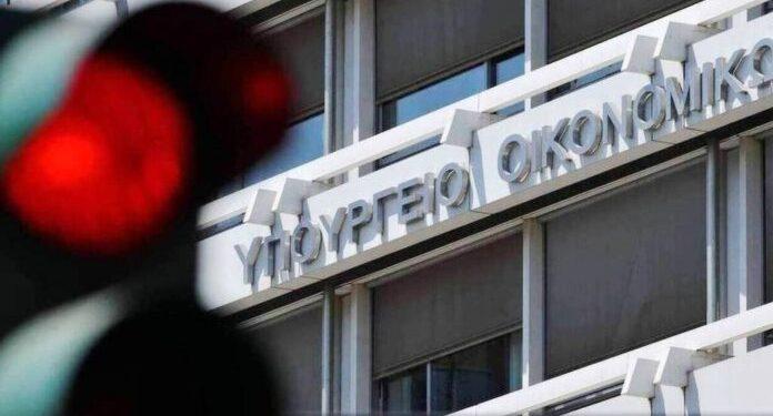 Κόντρα ΥΠΕΘΟ – ΟΕΕ: Αφορμή … οι γυναίκες των λογιστών