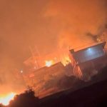 Υπό μερικό έλεγχο η φωτιά στη Νέα Πέραμο - Σκληρή μάχη 40 πυροσβεστών με τις φλόγες