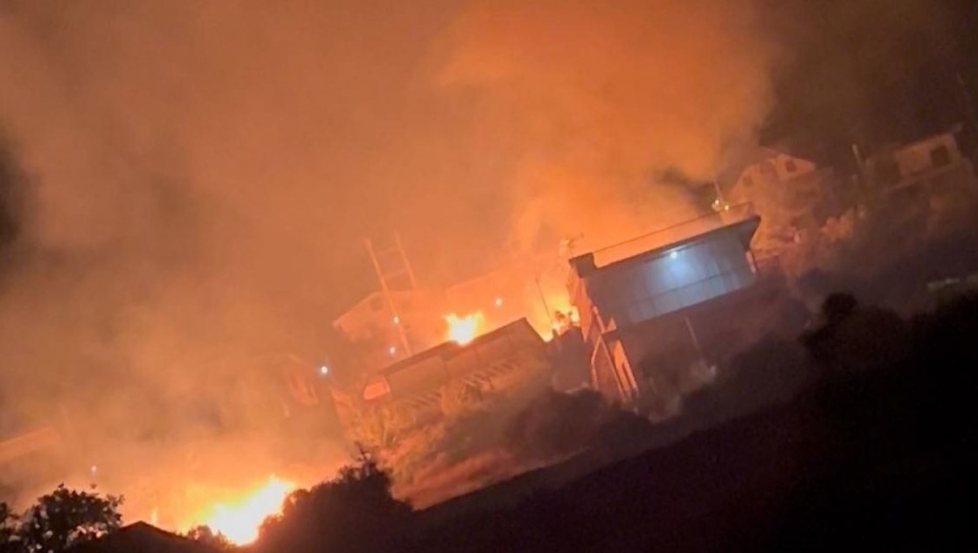 Υπό μερικό έλεγχο η φωτιά στη Νέα Πέραμο - Σκληρή μάχη 40 πυροσβεστών με τις φλόγες