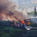 Μενίδι: Μεγάλη φωτιά σε υπαίθριο χώρο εργοστασίου ξυλείας - Μήνυμα του 112 για επικίνδυνους καπνούς