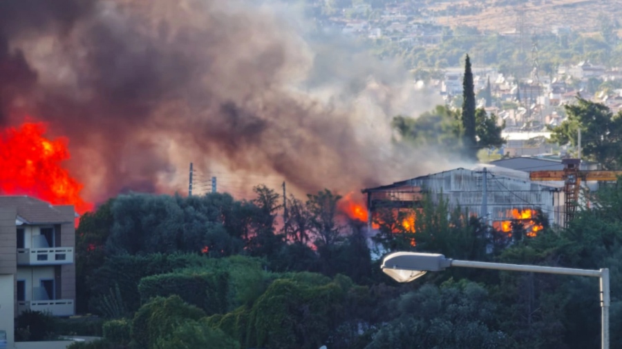 Μενίδι: Μεγάλη φωτιά σε υπαίθριο χώρο εργοστασίου ξυλείας - Μήνυμα του 112 για επικίνδυνους καπνούς
