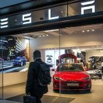 Tesla: Διακανονισμός σε δύο αγωγές για θανάτους με οχήματά της