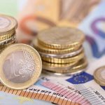 Το ευρώ αγγίζει τετραετές υψηλό πριν τη Fed