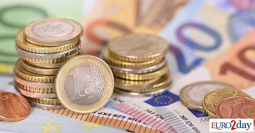 Το ευρώ αγγίζει τετραετές υψηλό πριν τη Fed