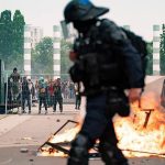Στα δακρυγόνα πνίγονται οι διαδηλωτές σε όλη τη Γαλλία