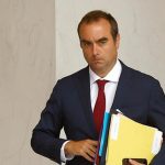 Ο νέος πρωθυπουργός της Γαλλίας αποσύρει την κατάργηση των δύο αργιών