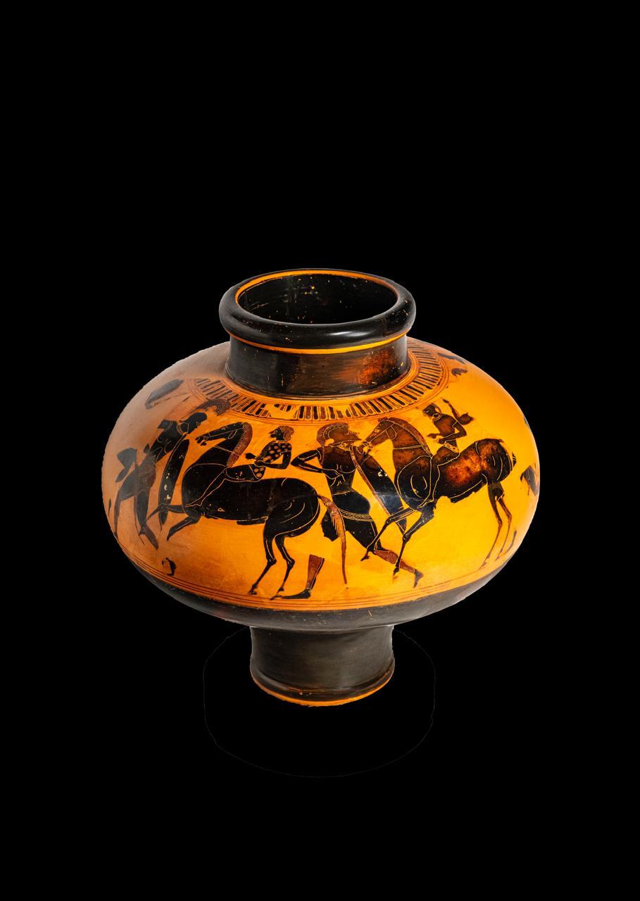 Αττικός μελανόμορφος ψυκτήρας (αγγείο που χρησιμοποιούταν για την ψύξη του κρασιού) με παράσταση ιππέων και οπλιτών. Ύψος 25,4 εκ. Γύρω στα 550 π.Χ.