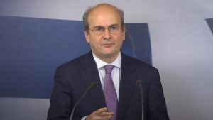 Χατζηδάκης: Η αύξηση των εισοδημάτων έρχεται με σοβαρές πολιτικές, όχι από θαυματοποιούς με λεφτόδεντρα