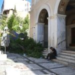 Τι λέει ο Δήμος Αθηναίων για την πτώση δέντρου στην πλατεία Αγίας Ειρήνης με δύο τραυματίες