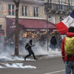 Βλέπουν το χάος που έρχεται και δραπετεύουν οι πρωθυπουργοί της Γαλλίας – Ο Macron απέτυχε, οδηγεί τη χώρα σε εμφύλιο