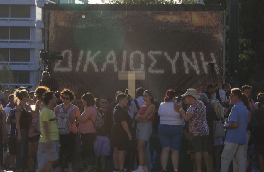 Λαοθάλασσα οργής - Χιλιάδες διαδηλωτές στο Σύνταγμα και όλη την Ελλάδα καταδικάζουν τη συγκάλυψη για το έγκλημα στα Τέμπη