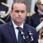 Γελοιότητες στη Γαλλία ενώ βουλιάζει – Ο νέος πρωθυπουργός δεν... θα καταργήσει τελικά τις δύο αργίες