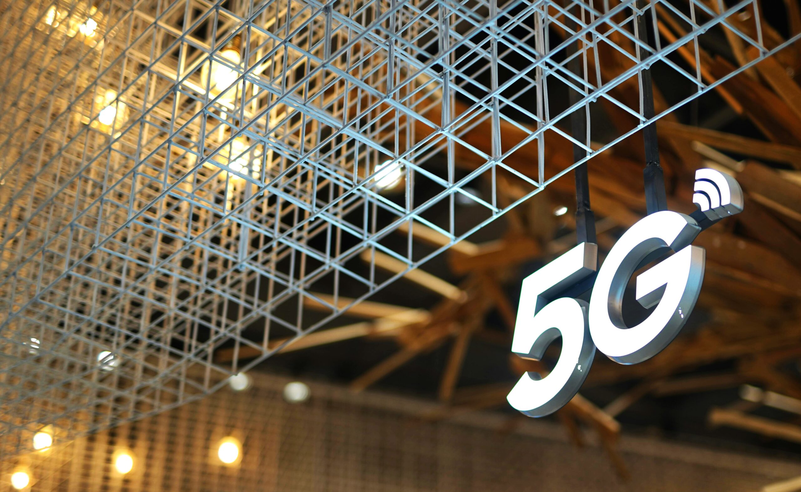 Ericsson και Nokia αναλαμβάνουν την ανάπτυξη 17.000 τοποθεσιών 5G στη Βρετανία - FinanceNews.gr