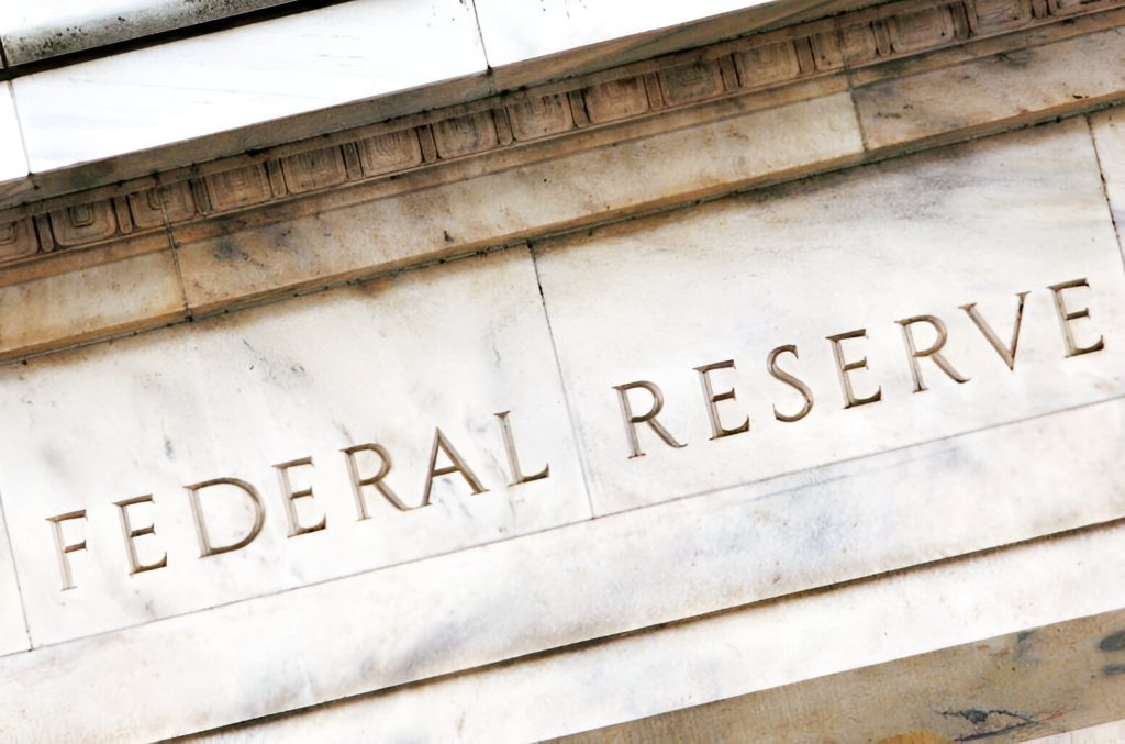 Fed: Πρώτη μείωση επιτοκίων για το 2025 - Στο 4%-4,25% το εύρος - FinanceNews.gr