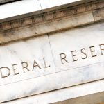 Fed: Πρώτη μείωση επιτοκίων για το 2025 - Στο 4%-4,25% το εύρος - FinanceNews.gr