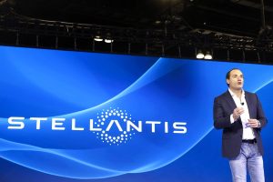 Stellantis προειδοποιεί: Η απαγόρευση βενζινοκίνητων το 2035 απειλεί την ευρωπαϊκή αυτοκινητοβιομηχανία - FinanceNews.gr