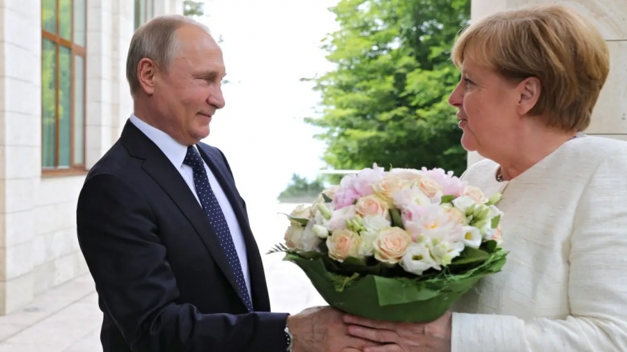 «Βλέπαμε τα πράγματα διαφορετικά» - Η Merkel αφηγείται τη σχέση της με τον Putin