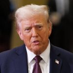 Trump: Οι λαθρομετανάστες καταστρέφουν χώρες εκ των έσω – Η Βρετανία να χρησιμοποιήσει τον στρατό