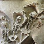 Οι Αλυσοδεμένοι δεσμώτες και το Μνημείο Συγχώρεσης