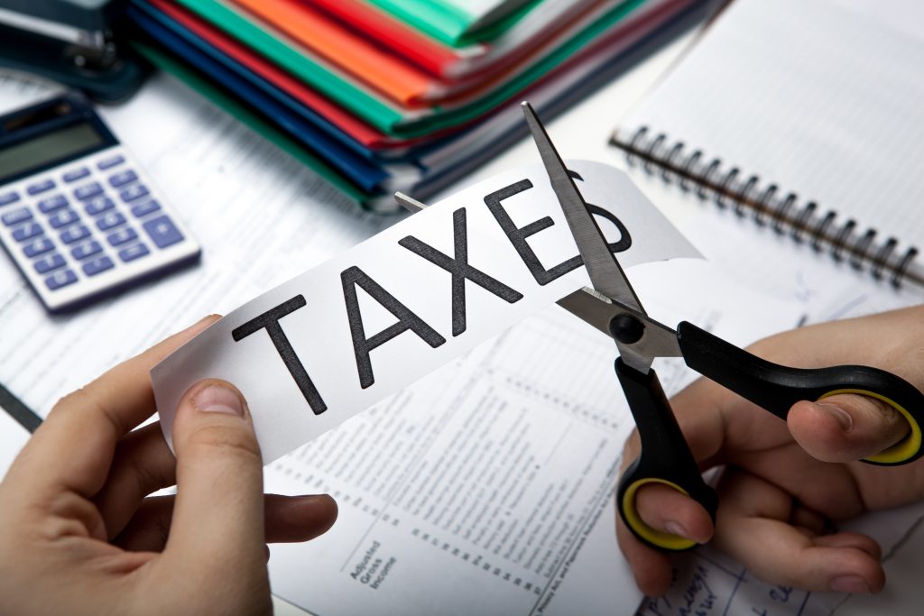 ΥΠΕΘΟ - Οι 83 φόροι που μειώσαμε από το 2019 ως σήμερα