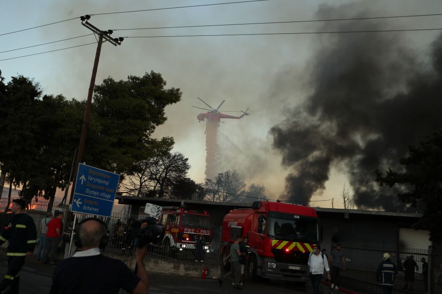 Καλύτερη η εικόνα της φωτιάς στο Μενίδι: Παραμένει ο καπνός, σε επιφυλακή η Πυροσβεστική - FinanceNews.gr