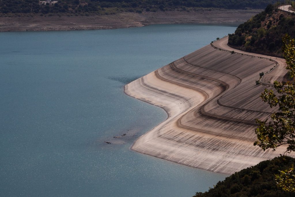 Λίμνη Μόρνου: Σε χαμηλό 10ετίας η έκτασή της – Πόσο έχουν μειωθεί τα αποθέματα νερού