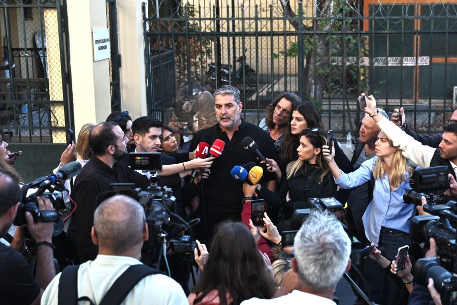 Αναβλήθηκε για τις 8 Οκτωβρίου η δίκη του ηθοποιού Βασίλη Μπισμπίκη - FinanceNews.gr