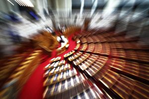 Πλαφόν κερδοφορίας σε καύσιμα και 61 βασικά προϊόντα – Το νομοσχέδιο στην Ολομέλεια