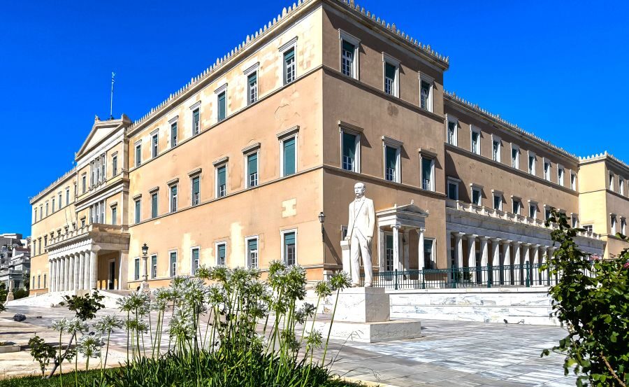 Στη Βουλή το σχέδιο για κοινωνική αντιπαροχή: Ψηφίστηκε μόνο από ΝΔ, αντιδράσεις από αντιπολίτευση και φορείς - FinanceNews.gr