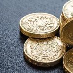 Χαμηλό δυόμισι μηνών για τη στερλίνα