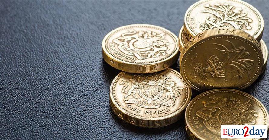 Χαμηλό δυόμισι μηνών για τη στερλίνα