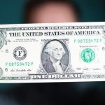 Ξαναπαίρνει μπρος το δολάριο: Όλα τα βλέμματα στην έκθεση πληθωρισμού