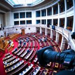 Ένταση στη Βουλή: Η Κωνσταντοπούλου κατέγραψε με κινητό την Μπακογιάννη - FinanceNews.gr