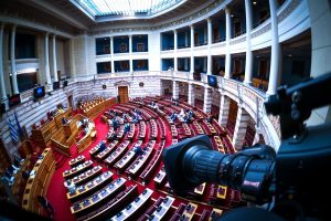 Ένταση στη Βουλή: Η Κωνσταντοπούλου κατέγραψε με κινητό την Μπακογιάννη - FinanceNews.gr