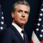 Ο Gavin Newsom (Κυβερνήτης) ανοίγει «πυρ» στις ΗΠΑ - Η California απαγορεύει τα Glock και προκαλεί συνταγματική θύελλα