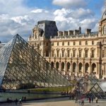 Θεαματική ληστεία στο Λούβρο - Σε 7 λεπτά οι δράστες πήραν κοσμήματα και διαμάντια από τη συλλογή του γαλλικού Στέμματος