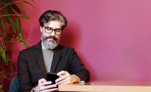 Στα 55-60 ο εγκέφαλος «ανθίζει»: Η ηλικία της κορυφαίας διαύγειας και κρίσης - FinanceNews.gr