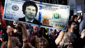 Το αλυσοπρίονο του Milei διαλύει το… πέσο– Έρχεται υποτίμηση μαμούθ άνω του 80% για να σωθεί η Αργεντινή