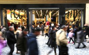 Οι Κυριακές που τα καταστήματα θα είναι ανοιχτά το 2025 - FinanceNews.gr