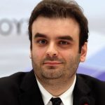 Aισιόδοξος ο Πιερρακάκης για ανάπτυξη 2,4% και μείωση του δημόσιου χρέους σε 137,6% του ΑΕΠ το 2026