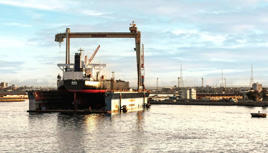 Ακινητοποιήθηκαν 20 πλοία στη Διώρυγα του Σουέζ λόγω ρωσικού τάνκερ - FinanceNews.gr