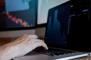 Αδύναμη συνεδρίαση με έντονες ρευστοποιήσεις στις τράπεζες. Στο χαμηλό ημέρας, στις 2.011,41 μονάδες ο Γενικός Δείκτης (-1,32%)