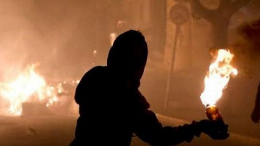Εξάρχεια: Επίθεση αγνώστων με μολότοφ κατά αστυνομικών - Προσαγωγές και ζημιές