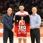 O Παπανικολάου βραβεύτηκε από τους Προέδρους του Ολυμπιακού για τα 748 «ερυθρόλευκα» ματς – Ξεπέρασε τον Πρίντεζη