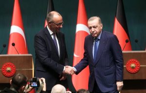 Η επίσκεψη Μερτς στην Άγκυρα δίχασε τη Γερμανία: Τα ΜΜΕ μιλούν για σιωπή απέναντι στην αυταρχική Τουρκία - FinanceNews.gr