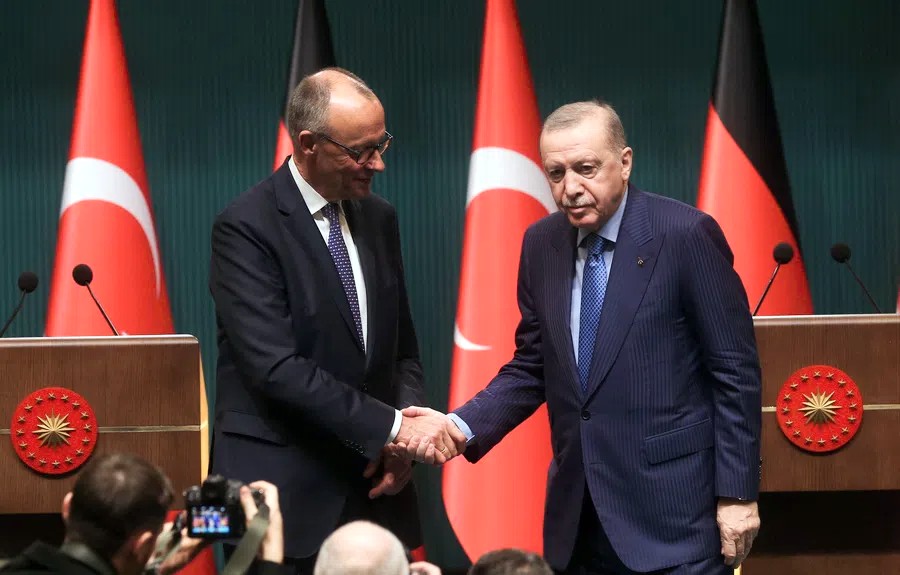 Η επίσκεψη Μερτς στην Άγκυρα δίχασε τη Γερμανία: Τα ΜΜΕ μιλούν για σιωπή απέναντι στην αυταρχική Τουρκία - FinanceNews.gr