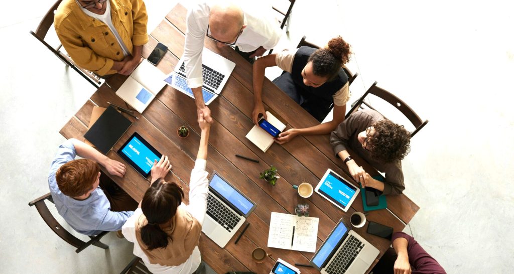 Η γενιά των zoomers αλλάζει δουλειά κάθε χρόνο: Οι εργοδότες σηκώνουν τα χέρια ψηλά - FinanceNews.gr